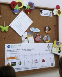 Bild der Pinnwand des Fördervereins in der Schule.